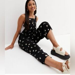 Daisy Allover Dark Denim Faded Overall Adjustable Strap-Sz M NWT!😍 🌼 Fabulous!